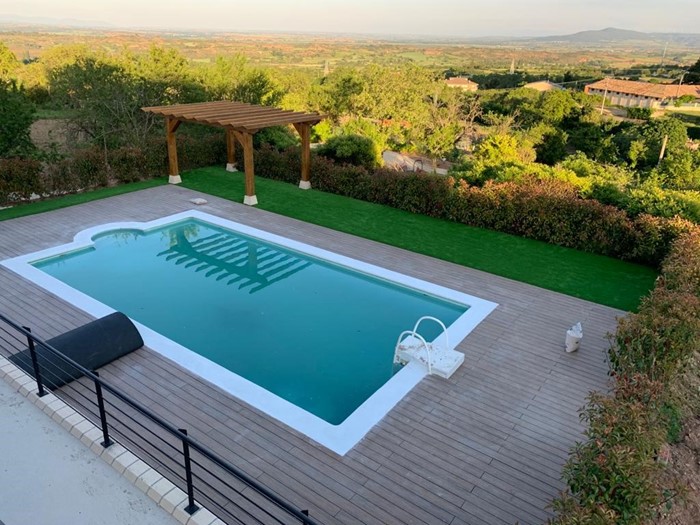 Pérgola y porche en jardín