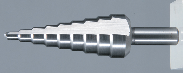 Broca cónica escalonada