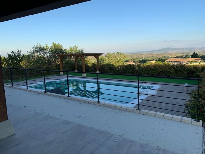Pérgola y porche en jardín